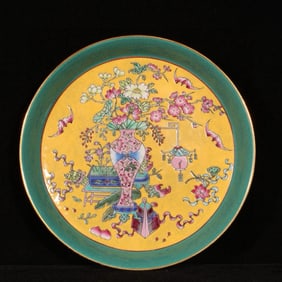 An Exquisite Enamel Painted Gold Bats and Peach Pattern Plate