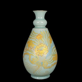 An Exquisite Ru yao Flower Pattern Vase