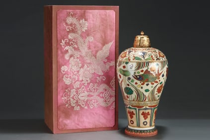 A Huge Red-and-Green Glazed Painted Gold Hornwort Pattern Bottle