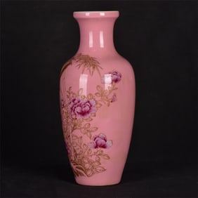 An Exquisite Famille-Rose Painted Gold Flower and Bird Pattern Vase