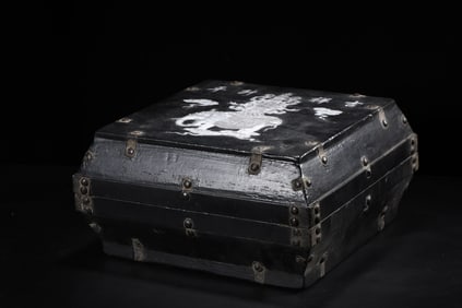 A Huge Carved Lacquer Inlaid Conch Box,with Statue of Samantabhadra