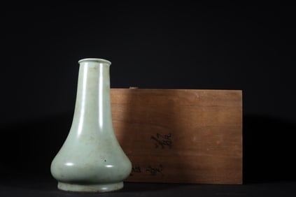 An Exquisite Guan yao Celadon Glazed Vase