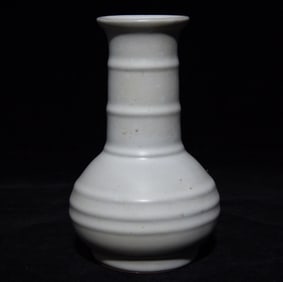 An Exquisite Guan yao White Glazed Vase