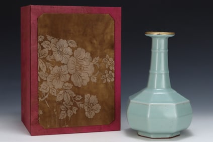An Exquisite Longquan yao Cover with Gold Vase,with an Imperial Poem by Emperor Qianlong