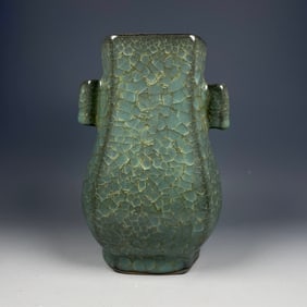 An Exquisite Guan yao Vase