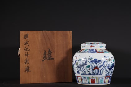 An Exquisite Doucai Hornwort Pattern Jar with Cover