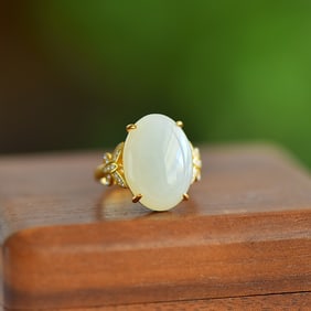 An Exquisite Sterling Silver-Gold Plated Inlaid White Jade Ring