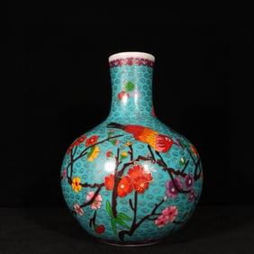 An Exquisite Green Ground Enamel Painted Gold Auspicious Cloud,Flower and Bird Pattern Vase