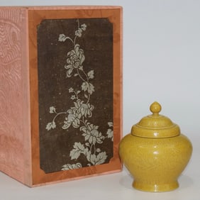 An Exquisite Yellow Glazed Flower Pattern Cover Jar