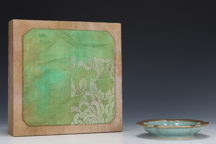 An Exquisite Ru yao Sky Blue Glazed Cover with Gold Plate,With an Imperial Poem by Emperor Qianlong