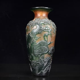An Exquisite Glass Auspicious Cloud and Crane Pattern Vase
