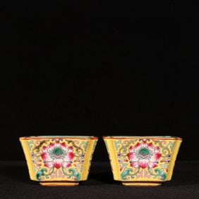 A Pair of Exquisite Yellow Ground Enamel Painted Gold Flower Pattern Cups