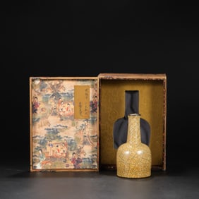 An Exquisite Ge yao Yellow Glazed Cover with Silver Vase,With an Imperial Poem by Emperor Qianlong