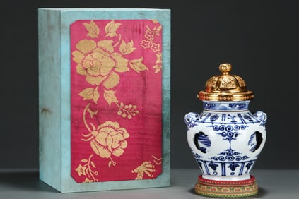 An Exquisite Blue and White Lotus Pattern Beast-Ears Vase,With Gilt Cover