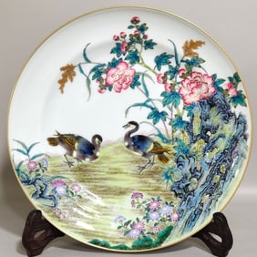 An Exquisite Famille-Rose Painted Gold Flower and Bird Pattern Plate