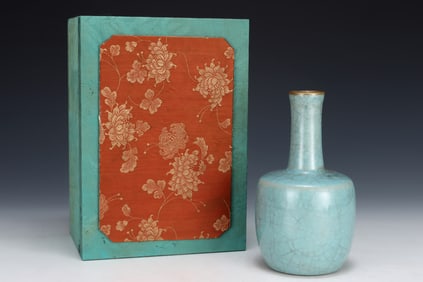 An Exquisite Ru yao Sky Blue Glazed Cover with Gold Vase,With an Imperial Poem by Emperor Qianlong