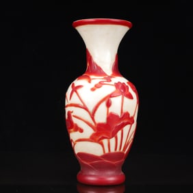 An Exquisite Glass Flower and Bird Pattern Vase