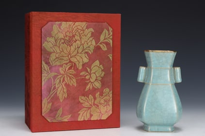 An Exquisite Ru yao Sky Blue Glazed Cover with Gold Double-Ears Vase