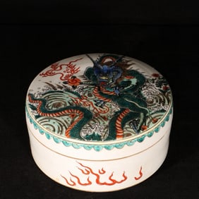 An Exquisite Wucai Seawater and Dragon Pattern Cover Box