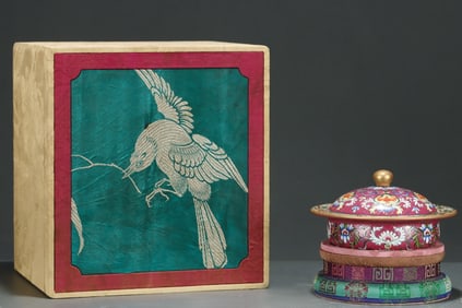 An Exquisite Famille-Rose Ruby Red Ground Painted Gold Lotus Pattern Cover Box