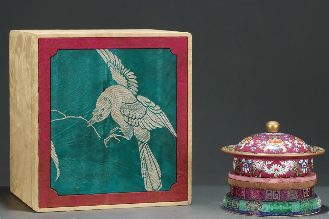 An Exquisite Famille-Rose Ruby Red Ground Painted Gold Lotus Pattern Cover Box (1 of 8)