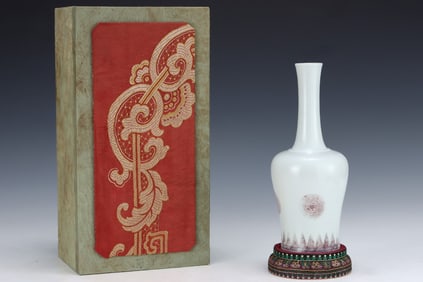 An Exquisite Underglaze-Red Flower Pattern Vase