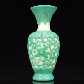 An Exquisite Glass Flower and Bird Pattern Vase