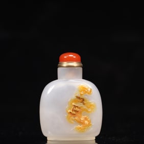 An Exquisite Agate Pine and Bats Pattern Snuff Bottle