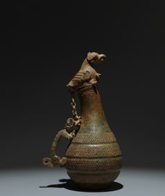An Archaic Bronze Feather Pattern Bird-head Vase