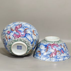 A Pair of Exquisite Famille-Rose Seawater,Auspicious Cloud and Dragon Pattern Bowls