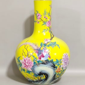 An Exquisite Yellow Glazed Famille-Rose Flower and Bird Pattern Vase