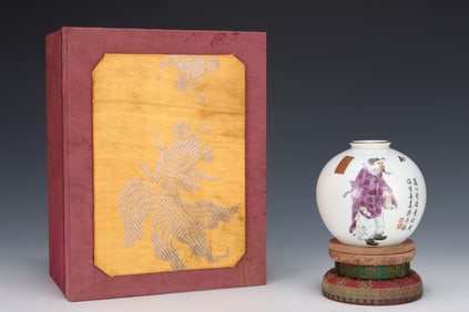 An Exquisite Famille-Rose Painted Gold Figure Pattern Vase,With Poem