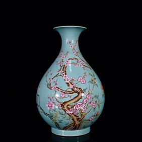 An Exquisite Turquoise Glazed Famille-Rose Flower Pattern Vase
