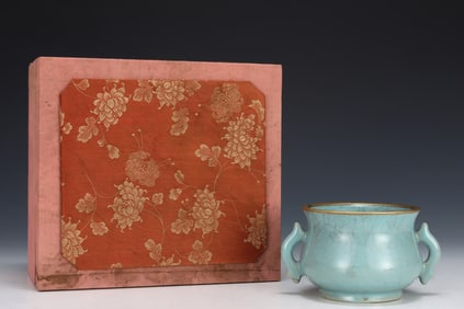 An Exquisite Ru yao Sky Blue Glazed Cover with Gold Double-Ears Censer,With an Imperial Poem by