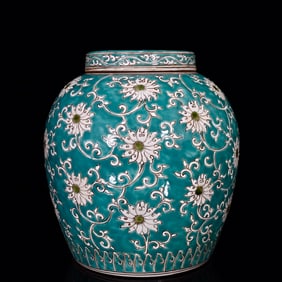 An Exquisite Green Ground Famille-Rose Lotus Pattern Cover Jar