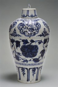 A Huge Blue and White Lotus Pattern Bottle