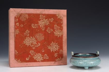 An Exquisite Ru yao Sky Blue Glazed Cover with Silver Double-Ears and Tripod Censer,With an Imperial