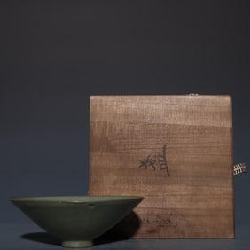 An Exquisite Guan yao Celadon Glazed Bowl