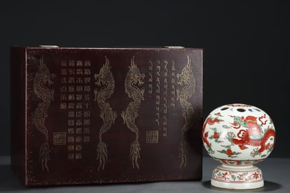 An Exquisite Red and Green Glazed Auspicious Cloud and Dragon Pattern Flower Vase