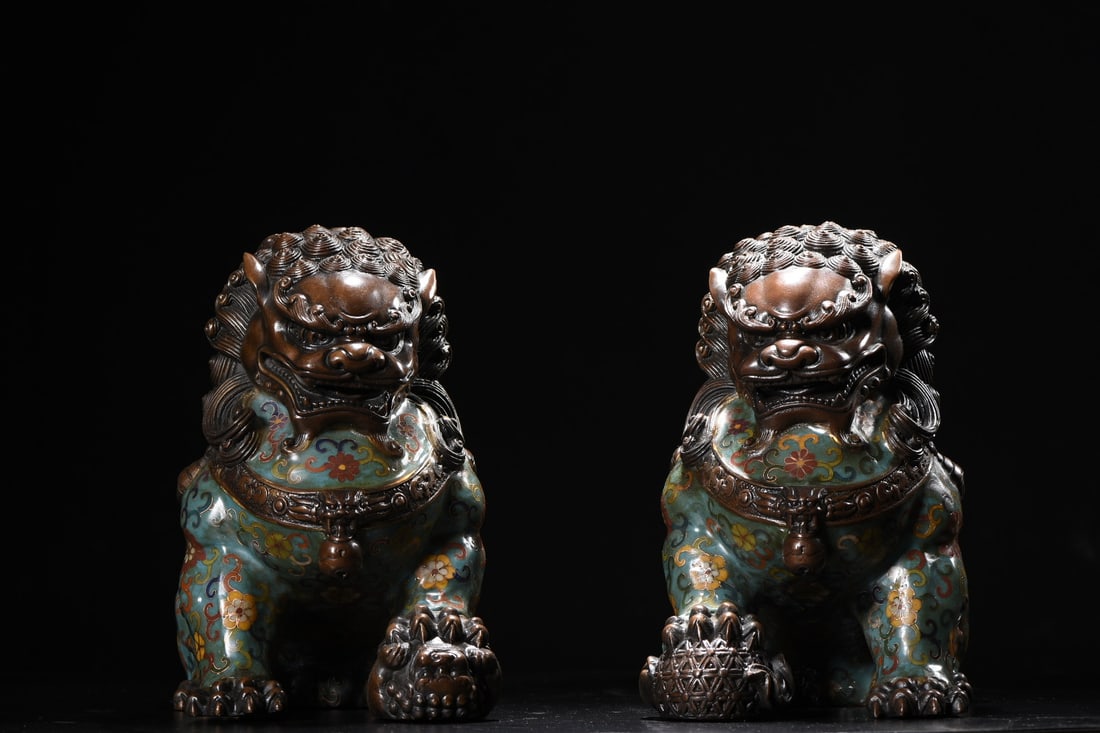A Pair of Exquisite Cloisonne Lion Ornaments: A Pair of Exquisite Cloisonne Lion Ornaments,Qing Dynasty,China,Size:9.8inx10.2inx5.9in,Weight:11.3kg 一对景泰蓝狮子摆件,中国清&