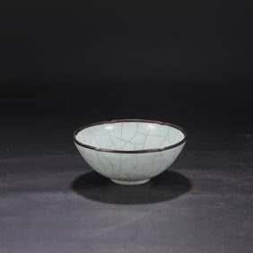 An Exquisite Guan yao Celadon Glazed Cover with Silver Bowl