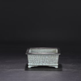 An Exquisite Guan yao Celadon Glazed Cover with Silver Brush Washer,with an Imperial Poem by Emperor