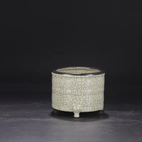 An Exquisite Ge yao Celadon Glazed Cover with Silver Tripod Censer,with an Imperial Poem by Emperor