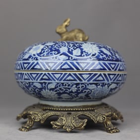 An Exquisite Blue and White Flower Pattern Inlaid Bronze Rabbit Box