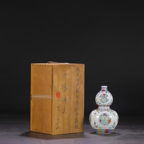 An Exquisite Doucai Flower Pattern Gourd-Shaped Vase