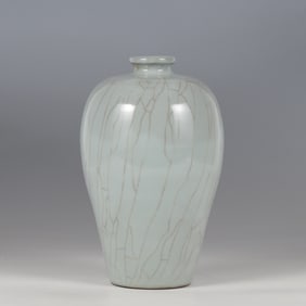An Exquisite Guan yao Celadon Glazed Vase