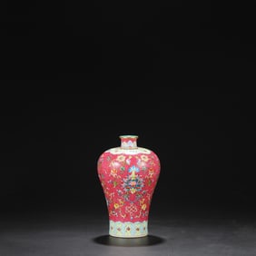 An Exquisite Famille-Rose Flower Pattern Vase