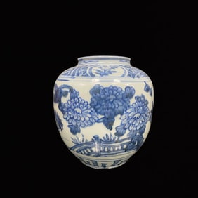 An Exquisite Blue and White Flower and Bird Pattern Jar