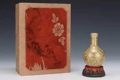 An Exquisite Famille-Rose Painted Gold Lotus Pattern Vase