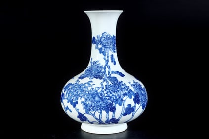 An Exquisite Blue and White Flower and Butterfly Pattern Vase